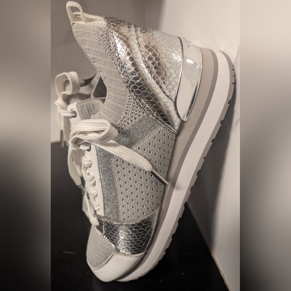 Michael Kors Women's Billie Knit Trainer Sneakers, Aluminum, Size: 7 MSRP $165 - Picture 3 of 10